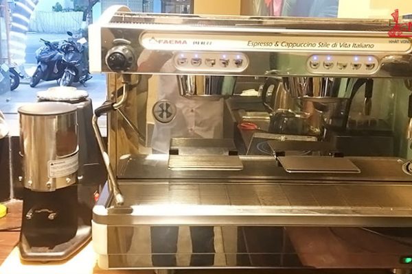 ho-tro-khach-hang-lap-dat-may-pha-ca-phe-faema-e98-auto-mayacacoffee.jpg