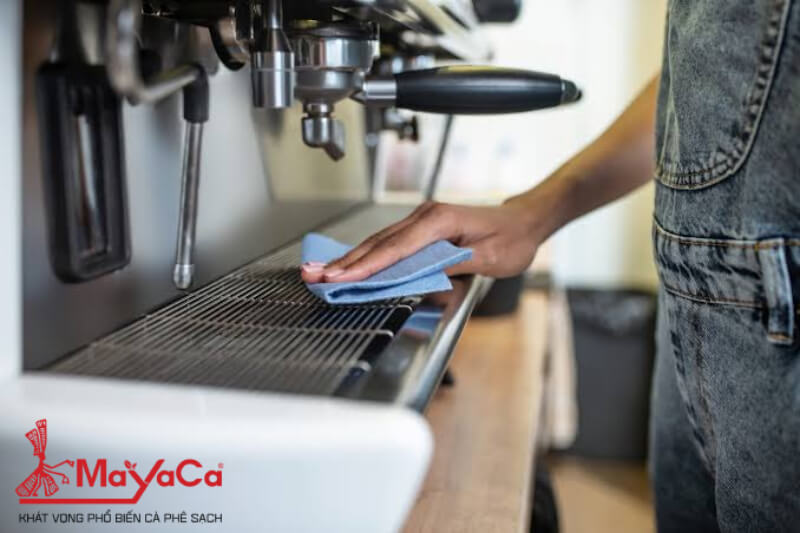 Ve-sinh-may-pha-ca-phe-mayacacoffee-1
